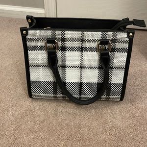 Plaid white and black bag with black zipper. Like new. I don’t have  long strap.